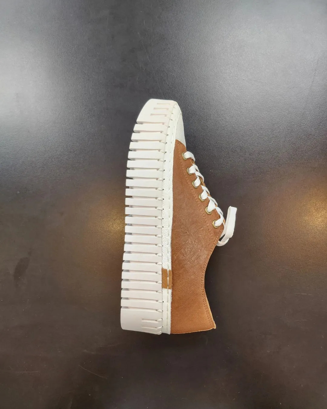 Django & juliette Baselo Leather Sneaker - White/Tan