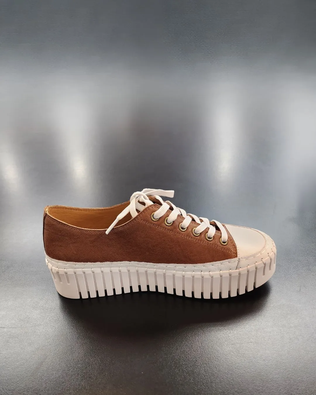 Django & juliette Baselo Leather Sneaker - White/Tan