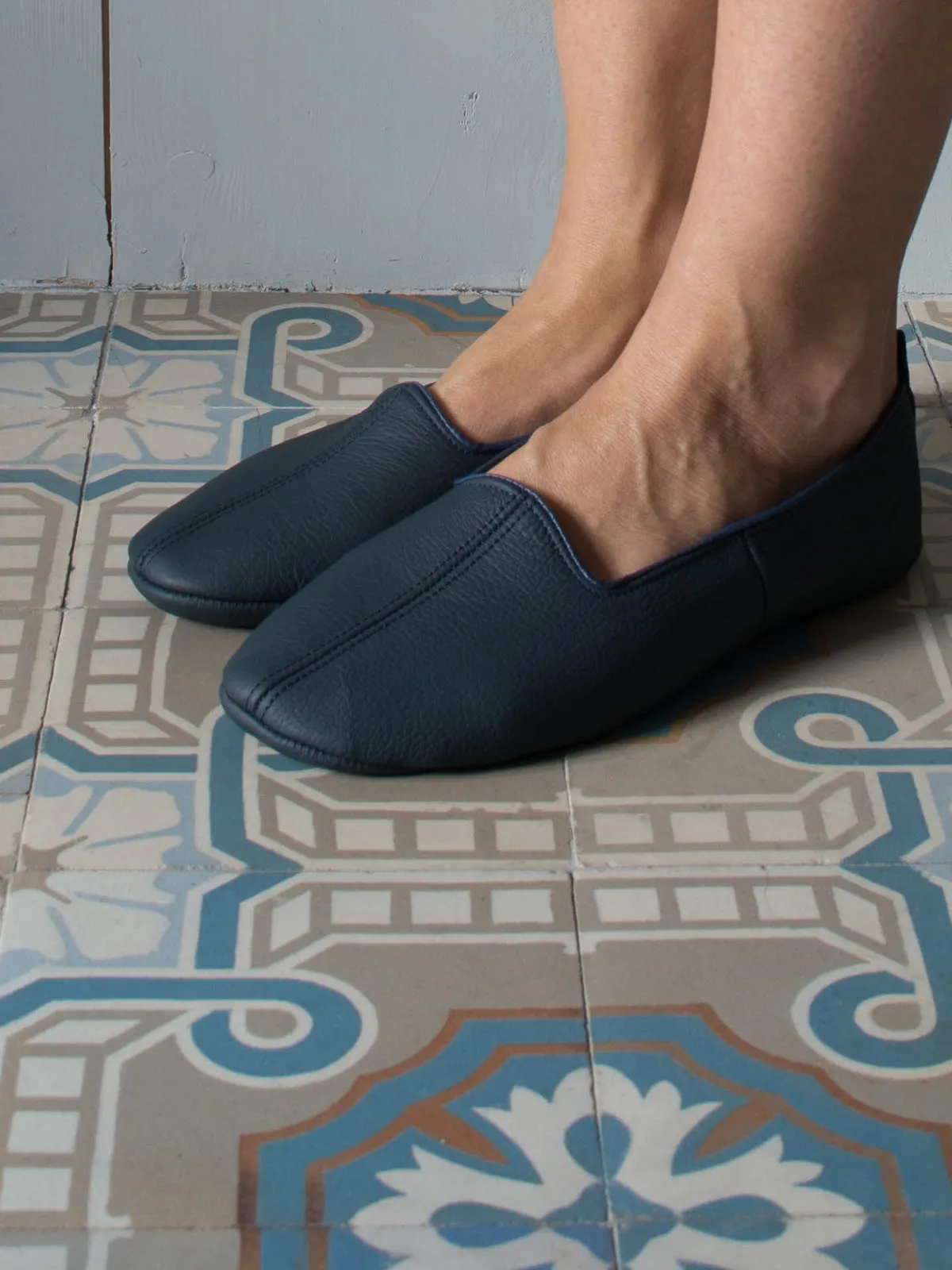 LEATHER SLIPPERS in NIGHT BLUE