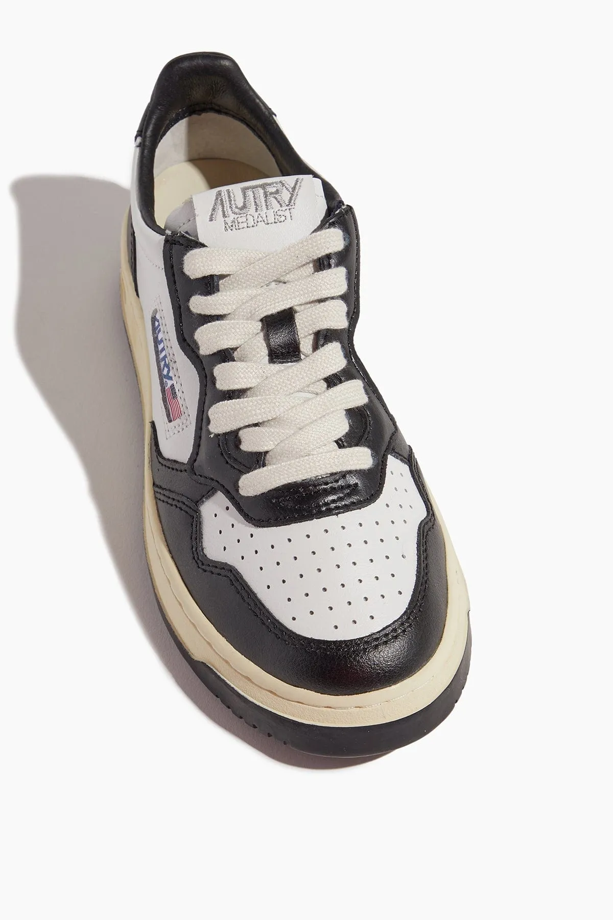 Medalist Low Women Sneaker in Black