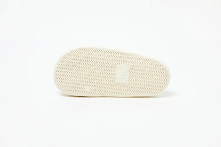 Pom Pom Slippers: Bear 255 (White)